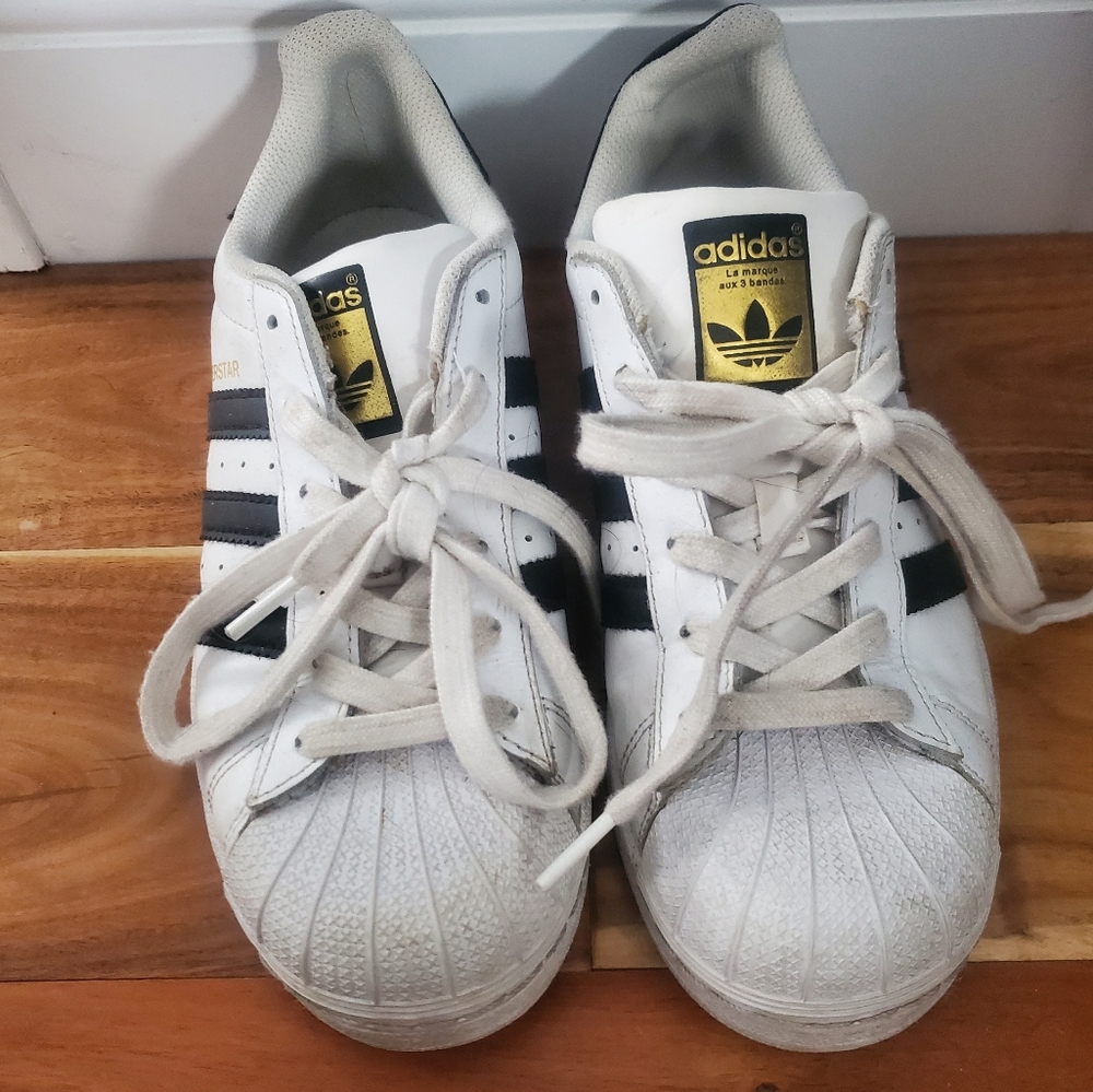 Size 6 Adidas sneakers